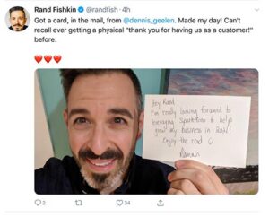 Rand Fishkin, un leader de la publicité web, montre avec plaisir une carte imprimée reçue de l'un de ses fournisseurs.